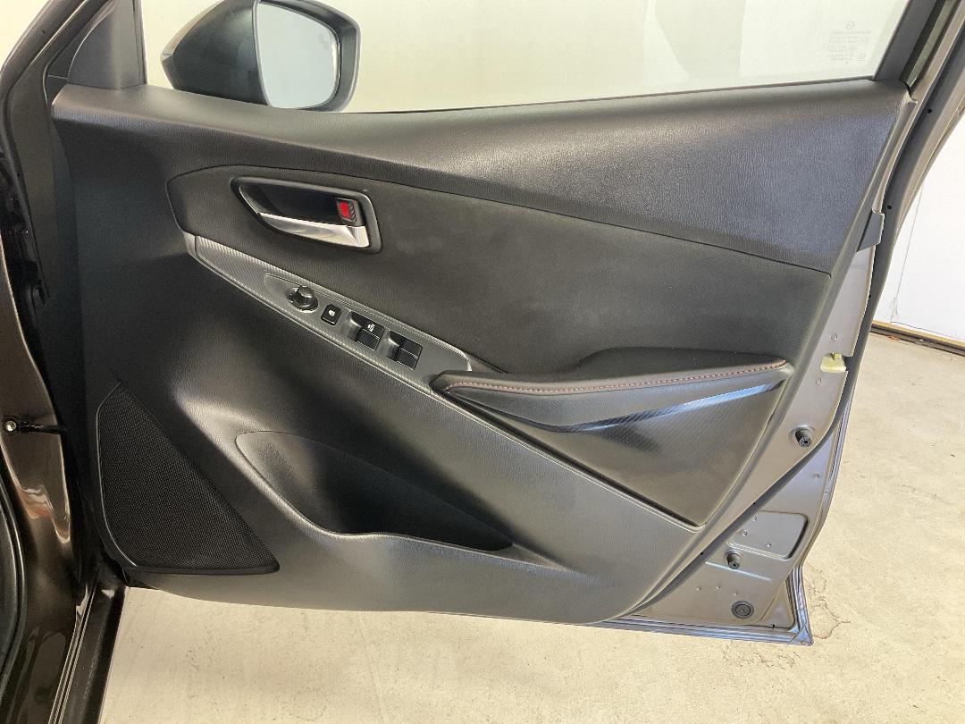 Photo '15' of Mazda Mazda2