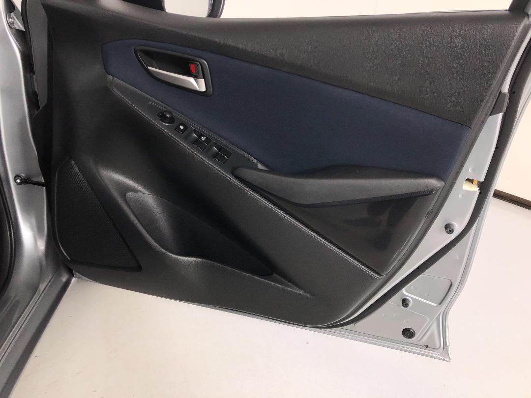 Photo '15' of Mazda Mazda2