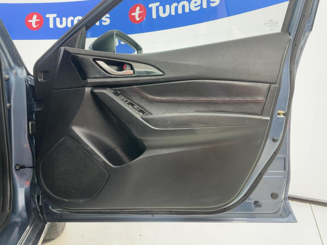 Photo '15' of Mazda Mazda3