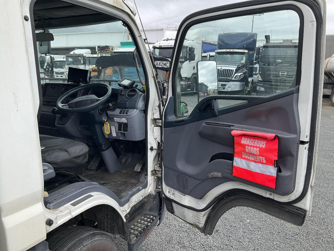 Photo '11' of Mitsubishi Fuso Canter HEV75G2 EURO5 HYBRID Curtainsider