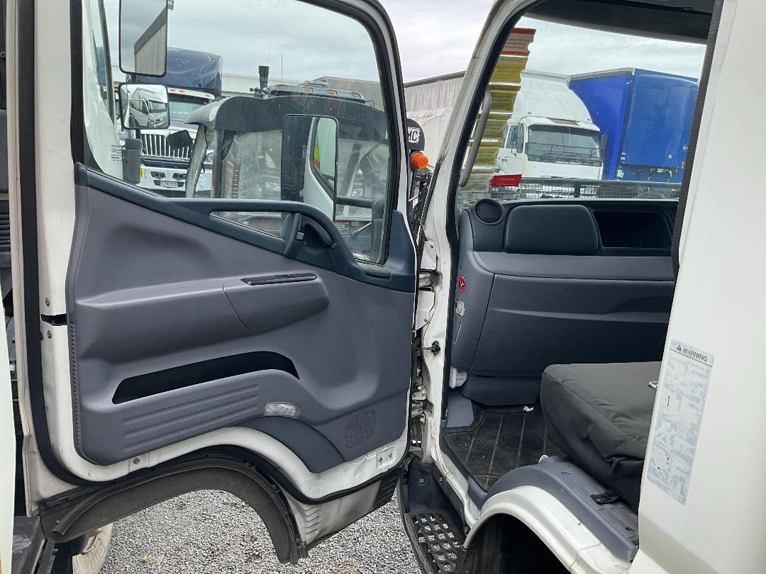 Photo '17' of Mitsubishi Fuso Canter HEV75G2 EURO5 HYBRID Curtainsider