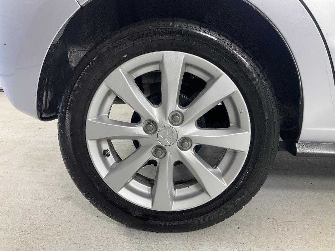 Photo '12' of Mitsubishi Mirage