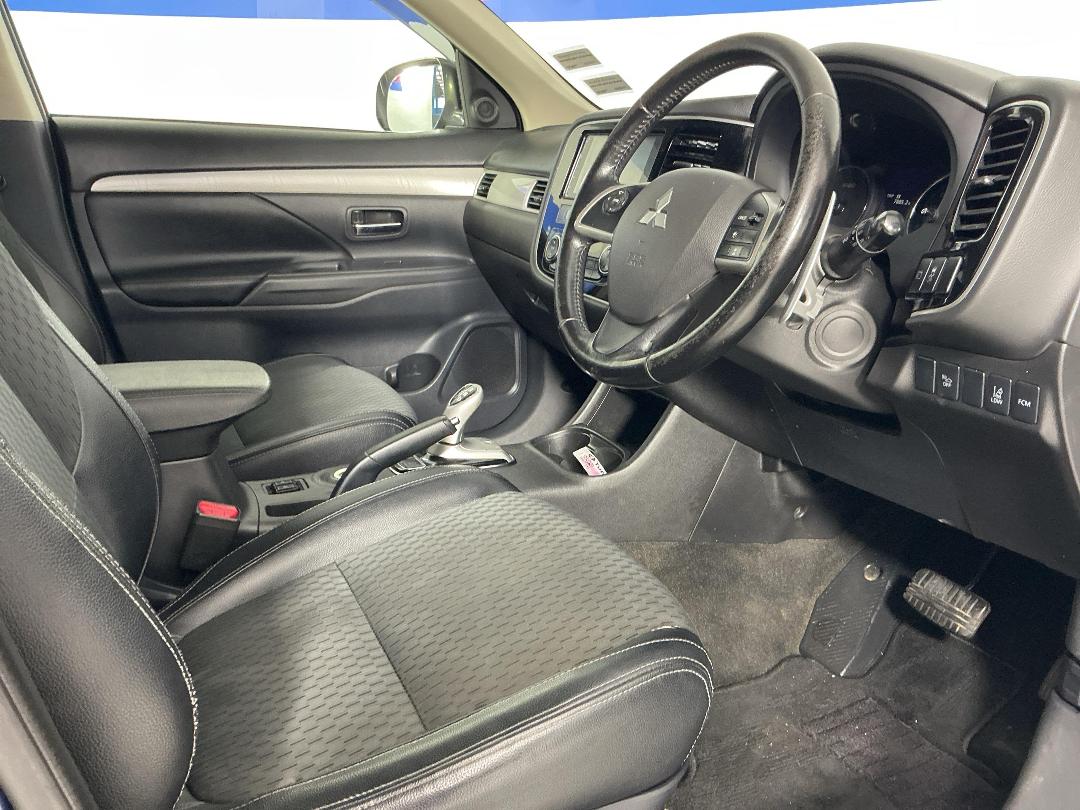 Photo '16' of Mitsubishi Outlander