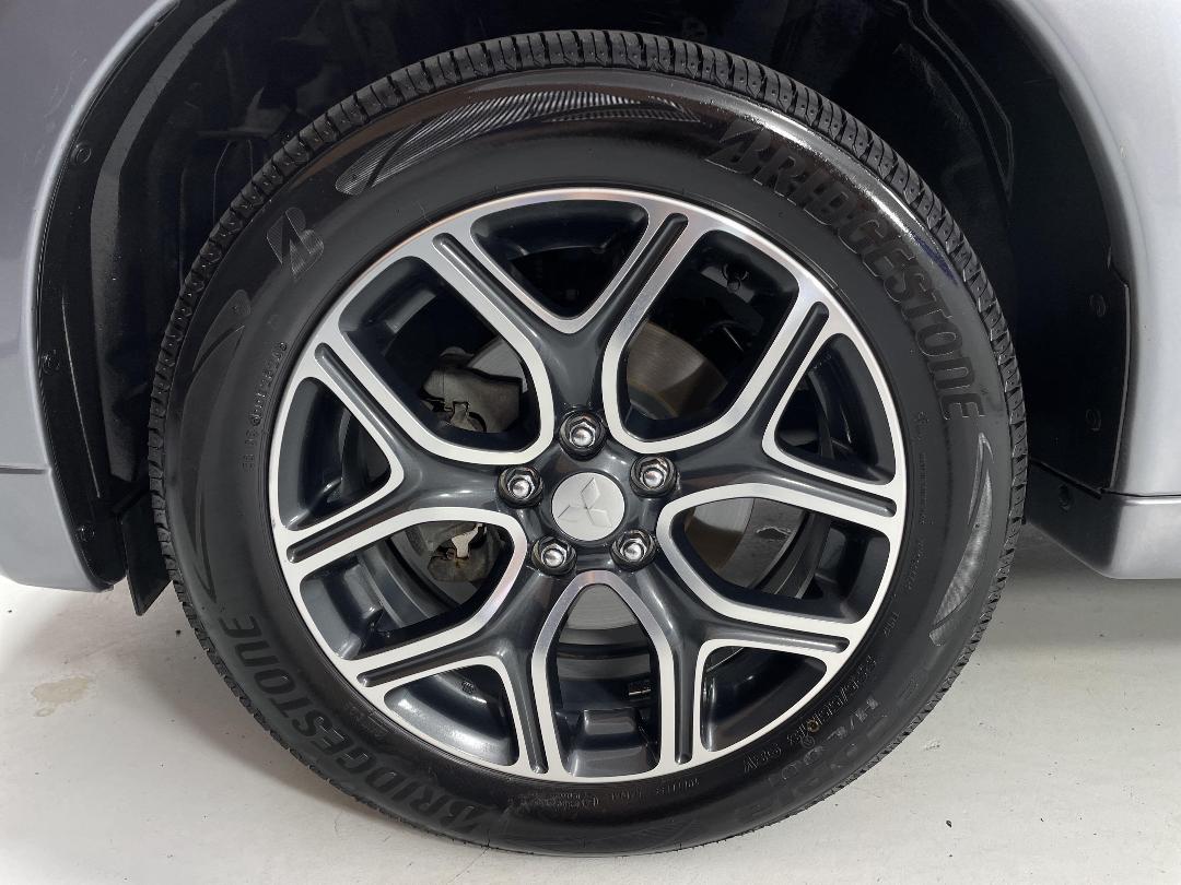 Photo '10' of Mitsubishi Outlander