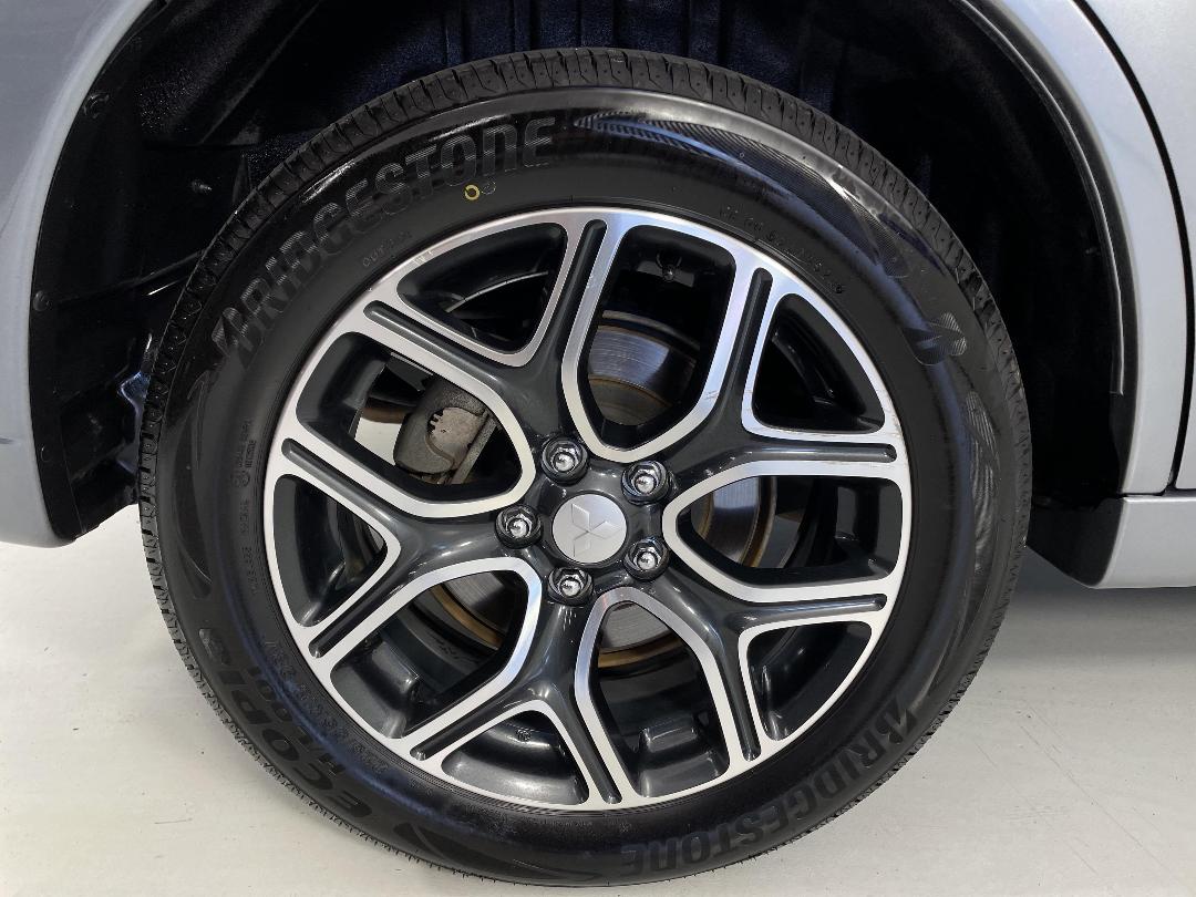 Photo '12' of Mitsubishi Outlander