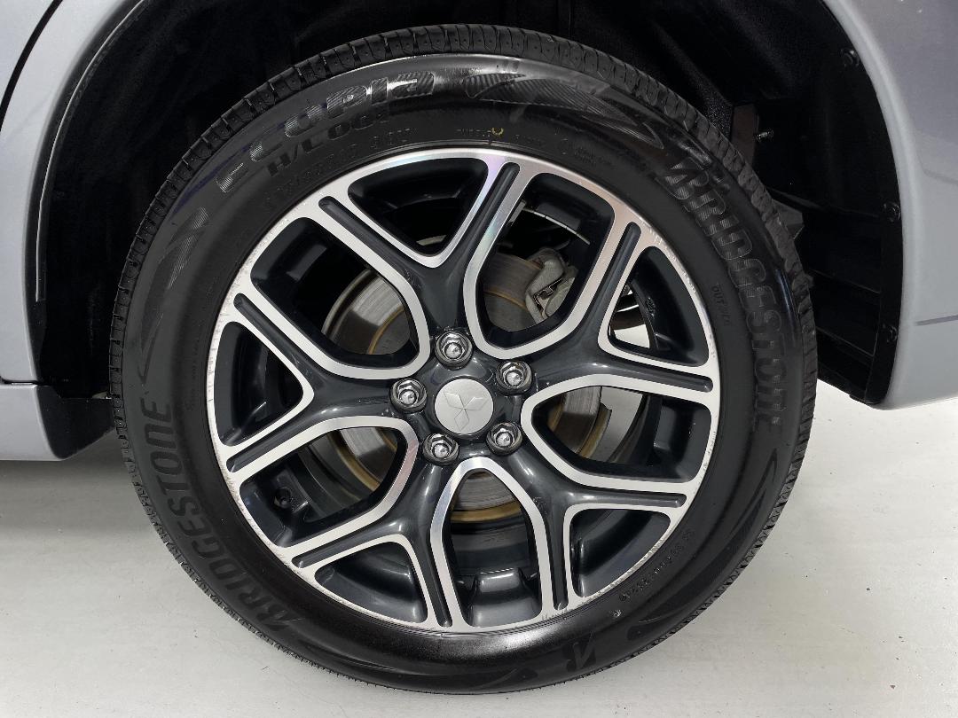 Photo '11' of Mitsubishi Outlander