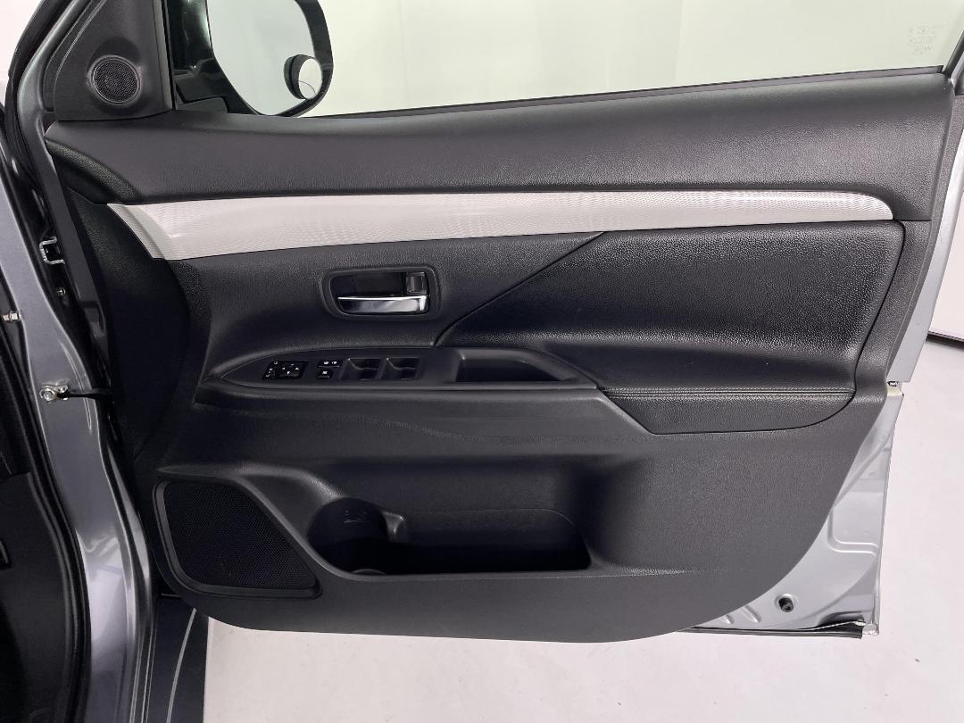 Photo '15' of Mitsubishi Outlander