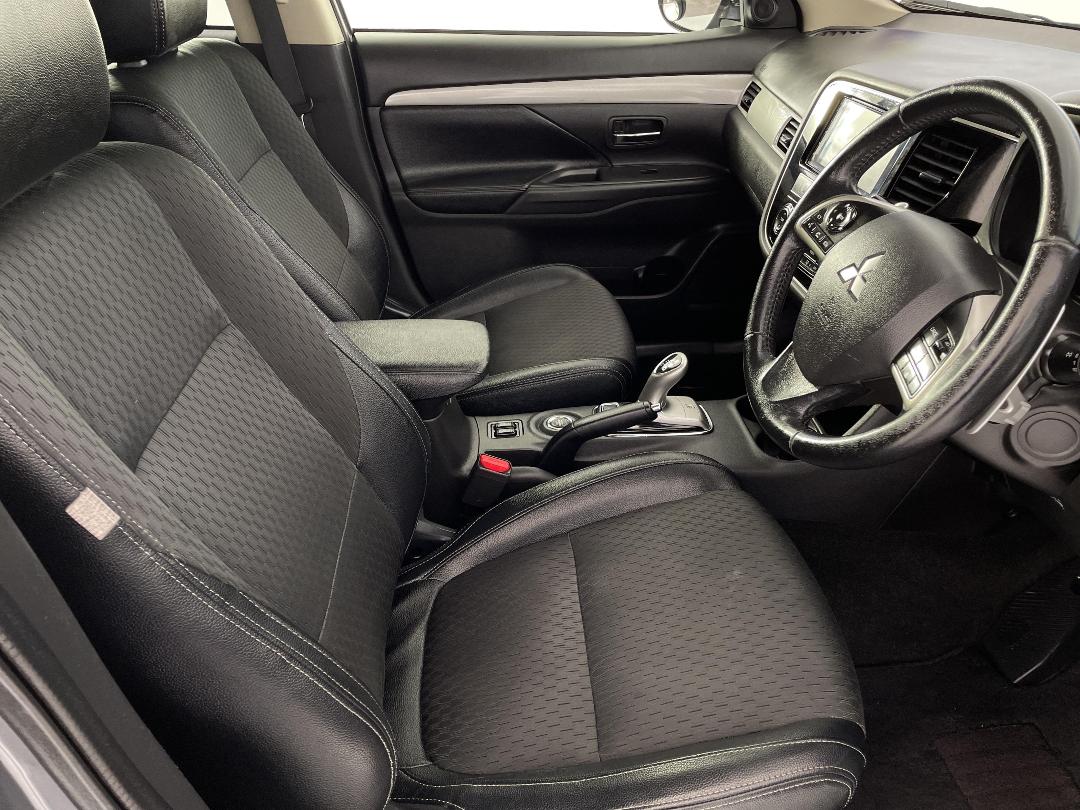 Photo '16' of Mitsubishi Outlander