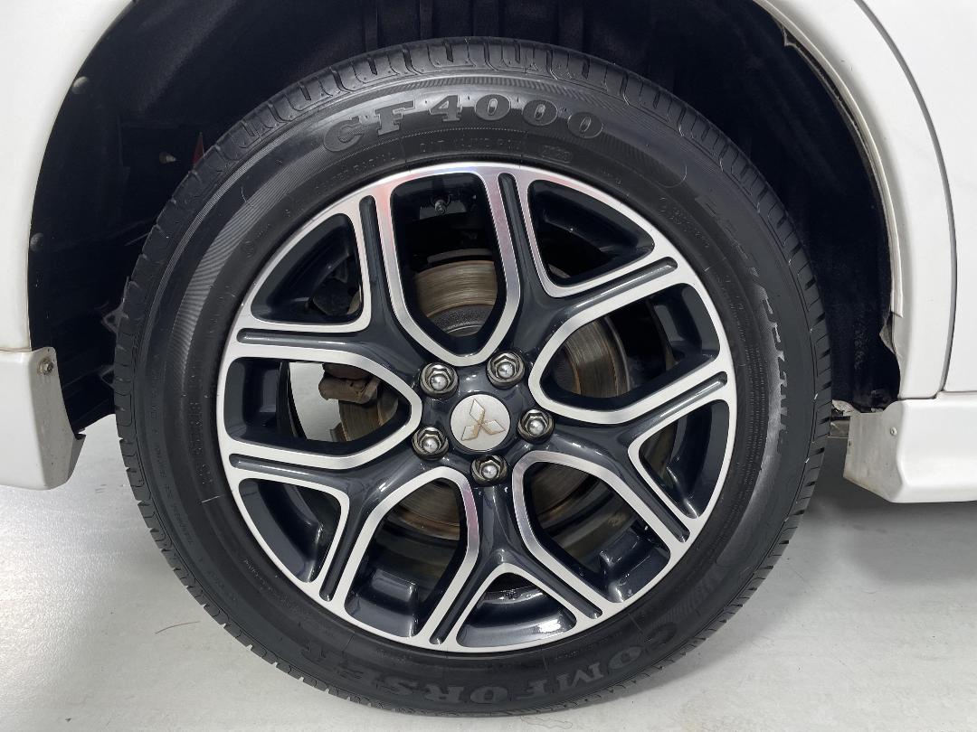 Photo '12' of Mitsubishi Outlander