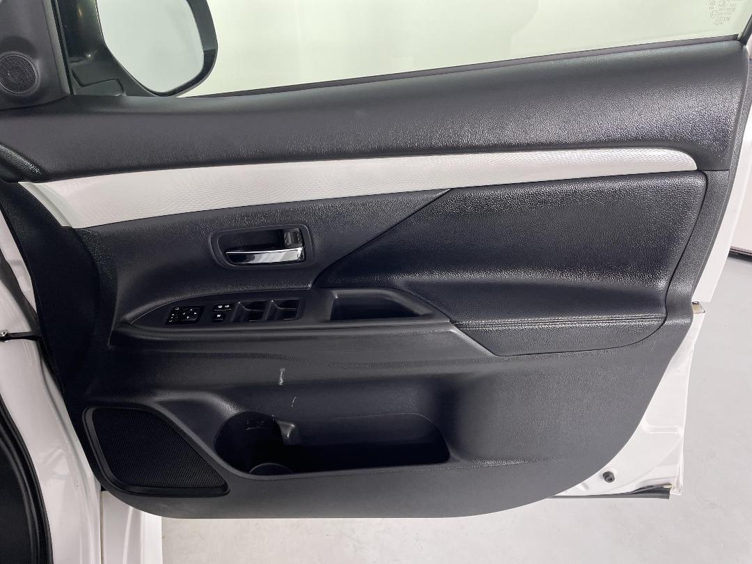 Photo '15' of Mitsubishi Outlander