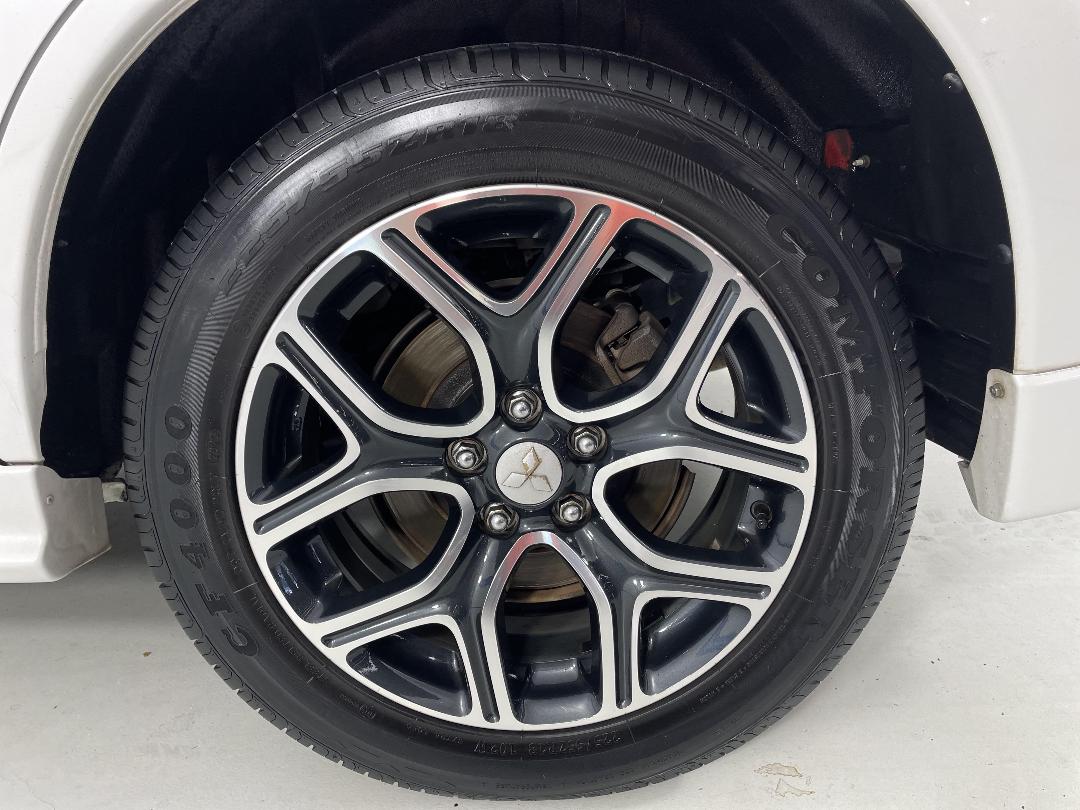 Photo '11' of Mitsubishi Outlander