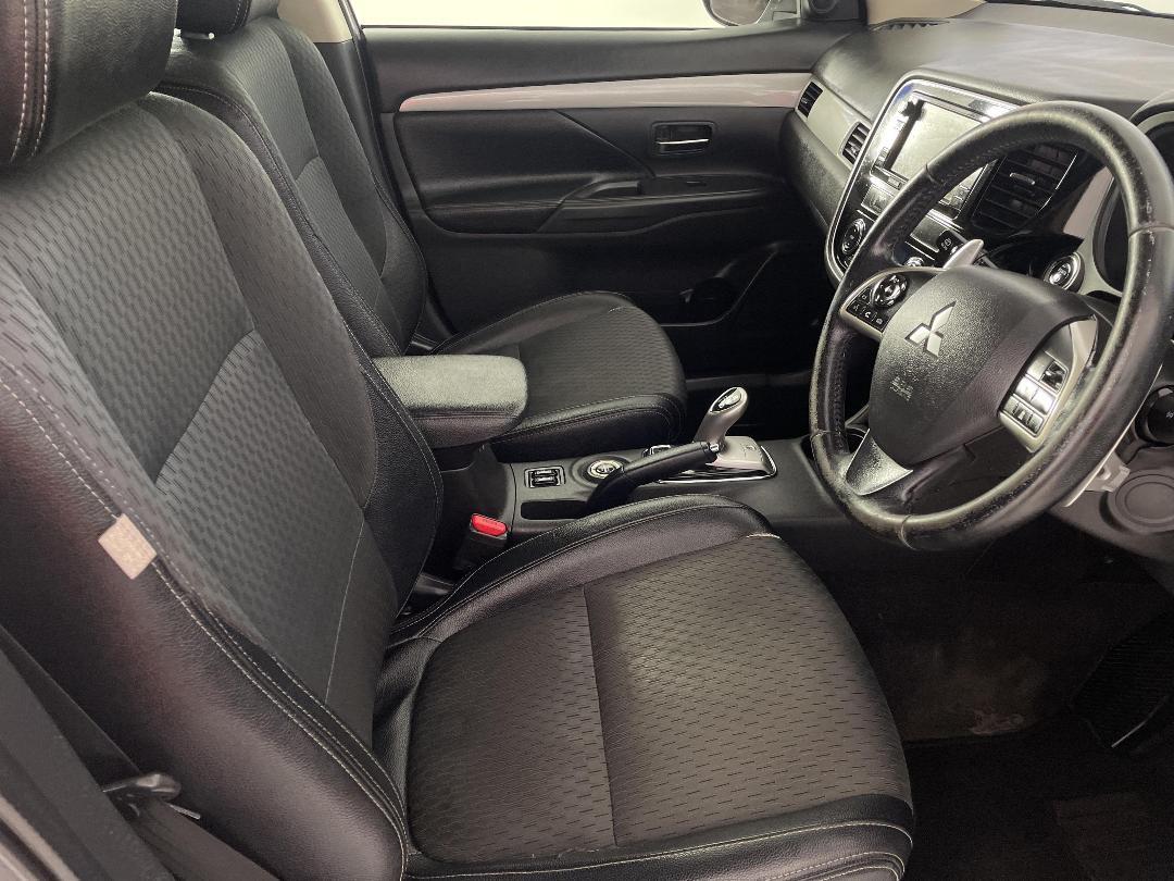 Photo '16' of Mitsubishi Outlander