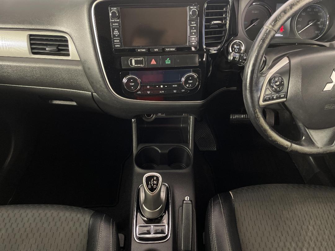 Photo '18' of Mitsubishi Outlander