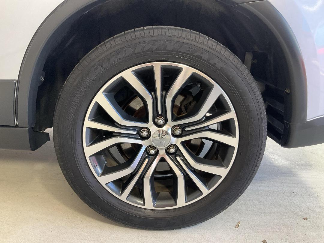 Photo '11' of Mitsubishi Outlander