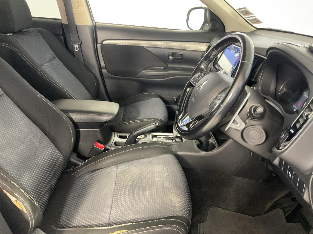 Photo '16' of Mitsubishi Outlander