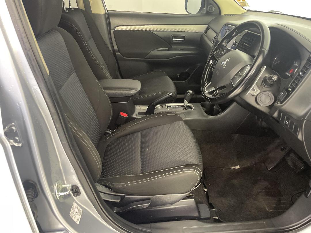 Photo '16' of Mitsubishi Outlander Photo '16' of Mitsubishi Outlander