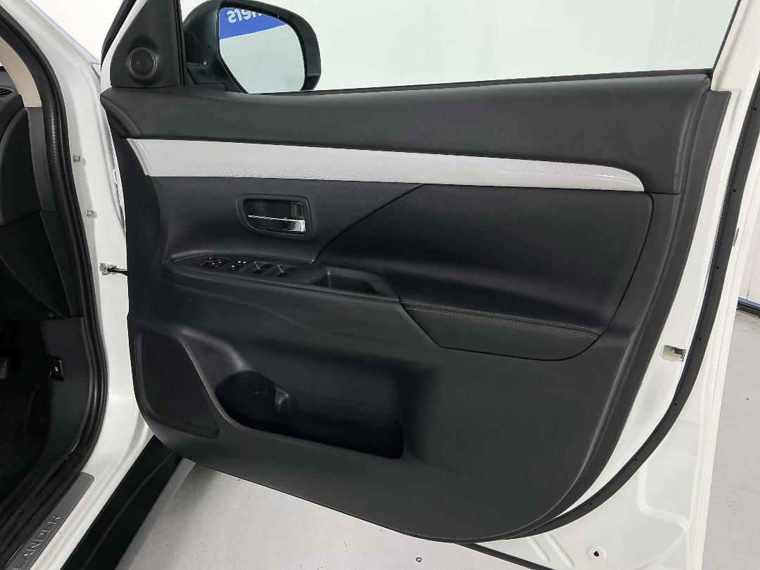 Photo '15' of Mitsubishi Outlander Photo '15' of Mitsubishi Outlander