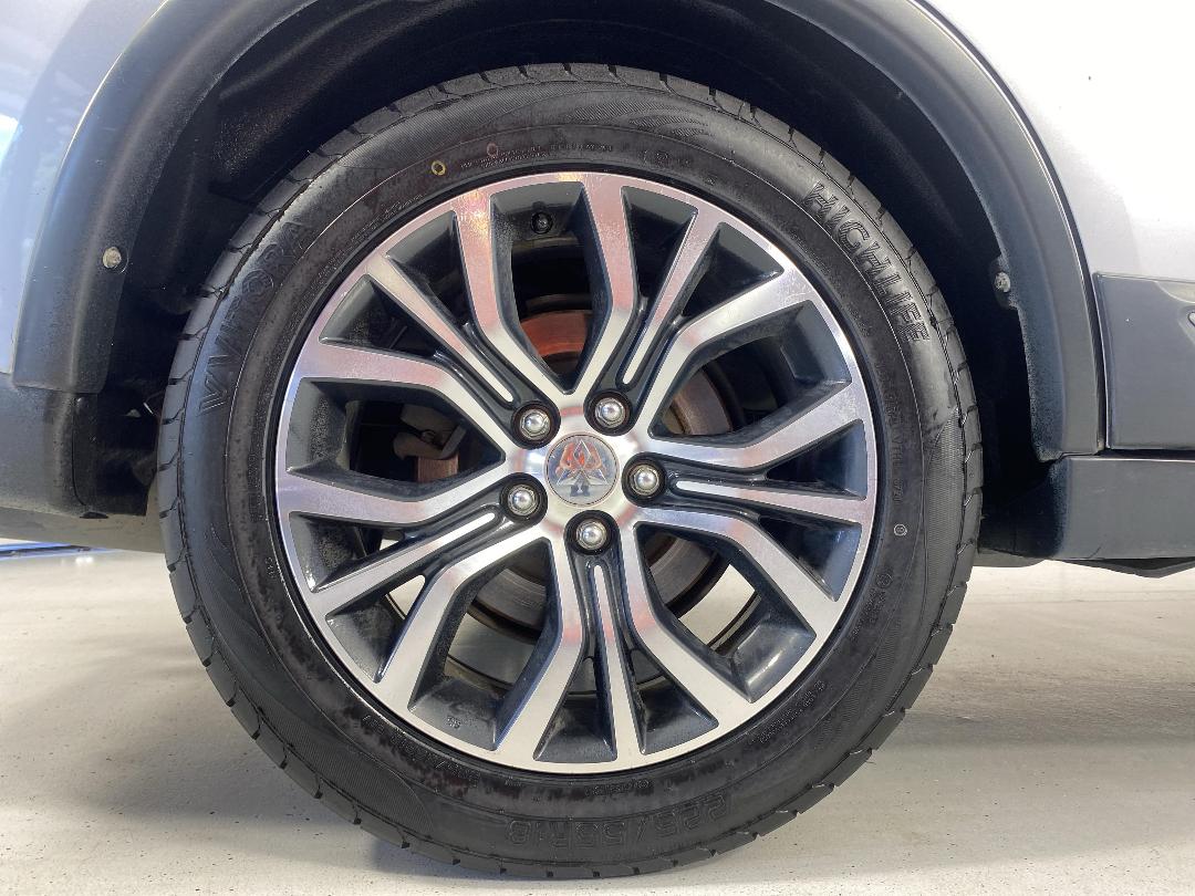 Photo '12' of Mitsubishi Outlander