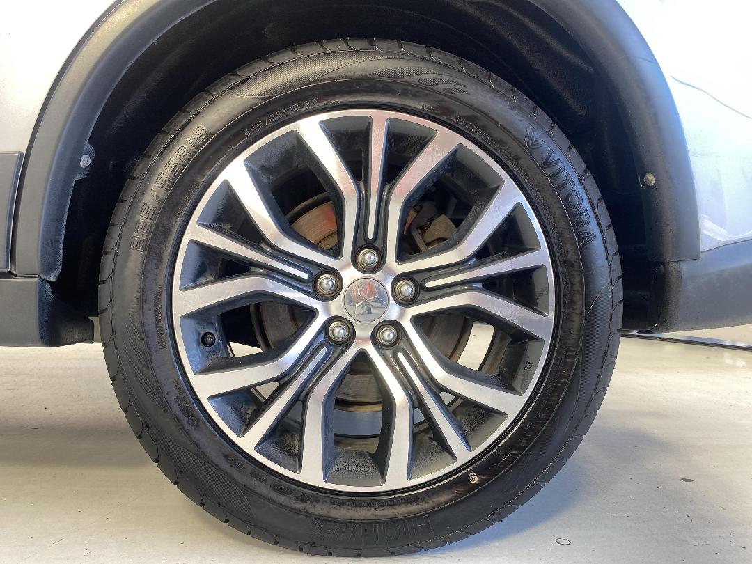 Photo '11' of Mitsubishi Outlander