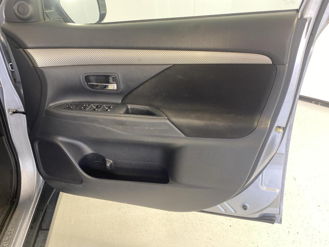 Photo '15' of Mitsubishi Outlander