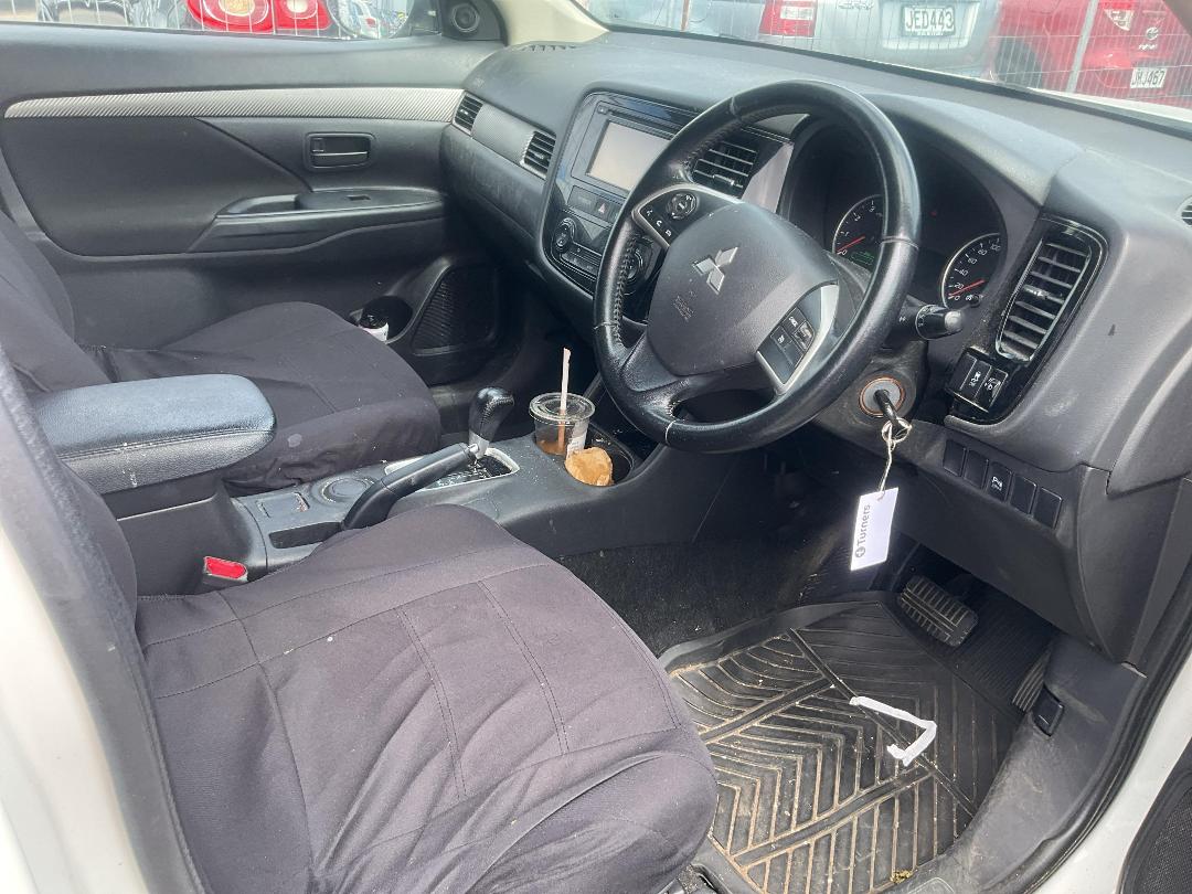 Photo '12' of Mitsubishi Outlander LS