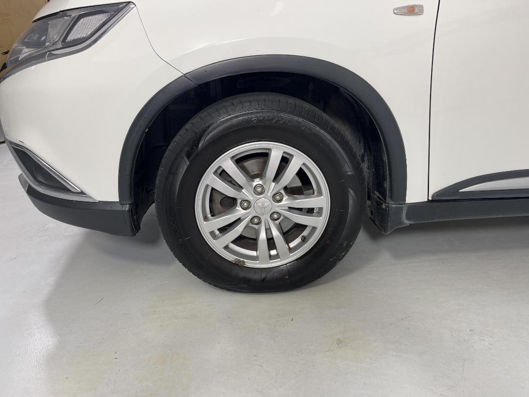 Photo '10' of Mitsubishi Outlander