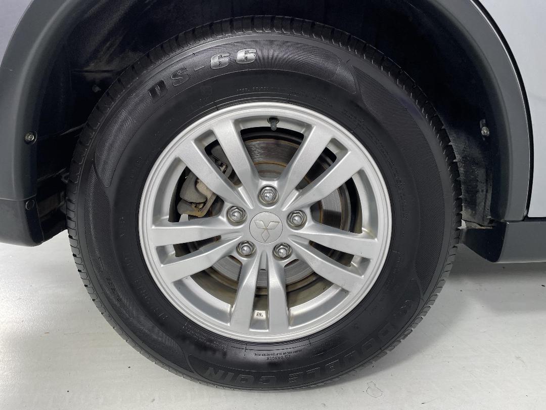 Photo '12' of Mitsubishi Outlander