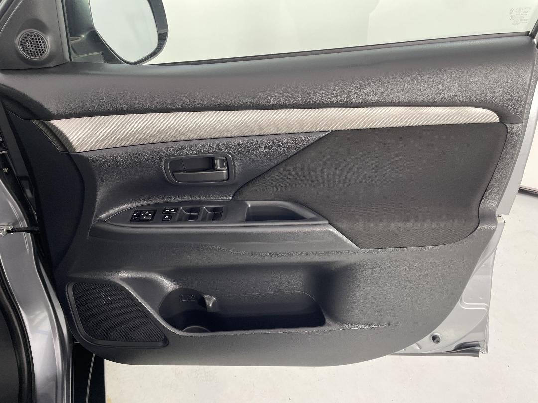 Photo '15' of Mitsubishi Outlander