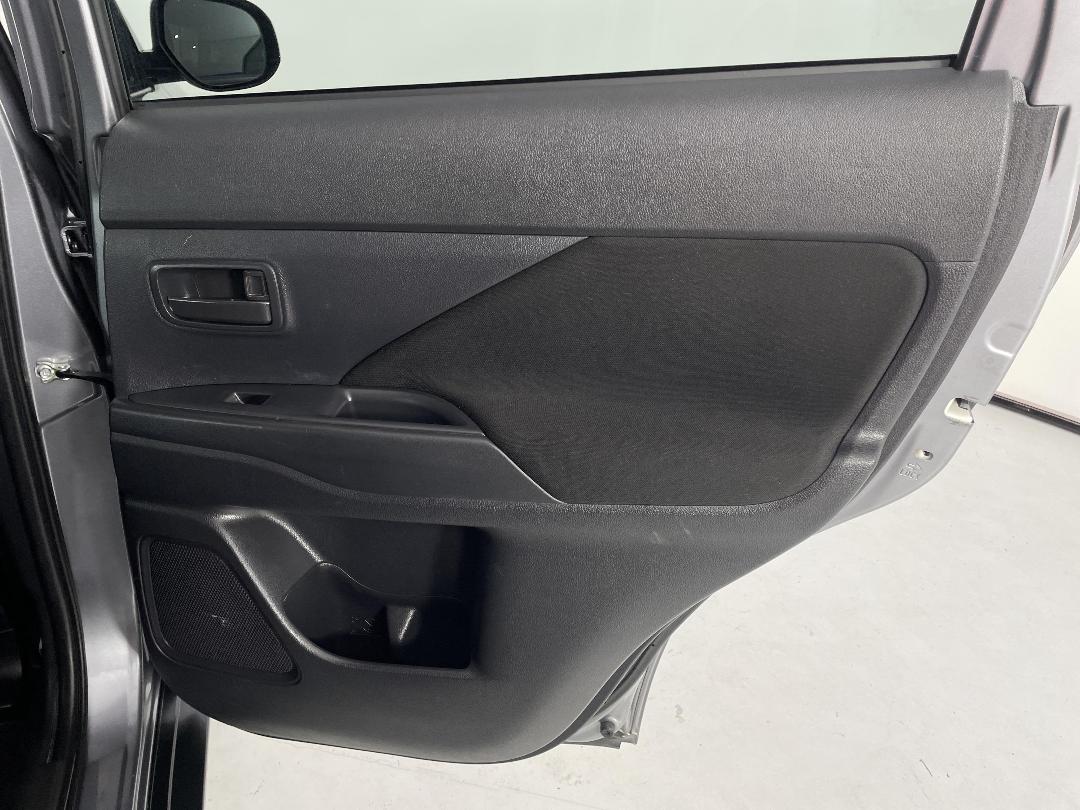 Photo '19' of Mitsubishi Outlander