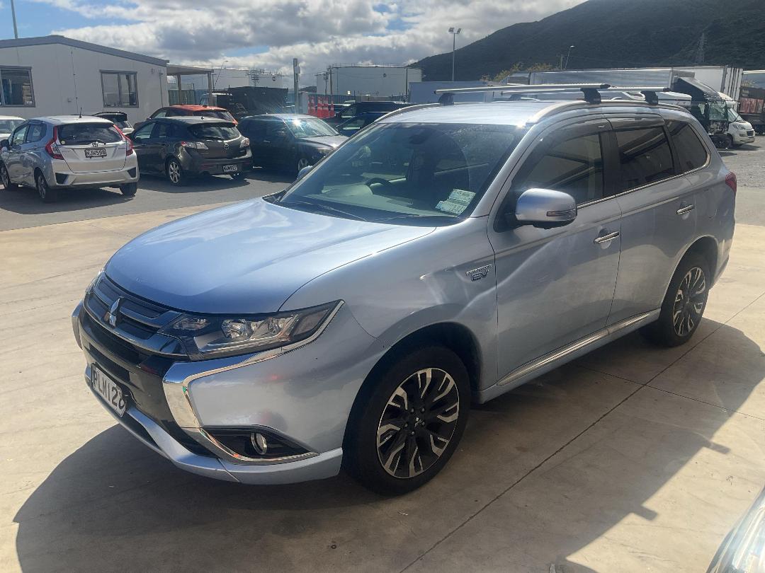 Photo '2' of Mitsubishi Outlander Phev Photo '2' of Mitsubishi Outlander Phev