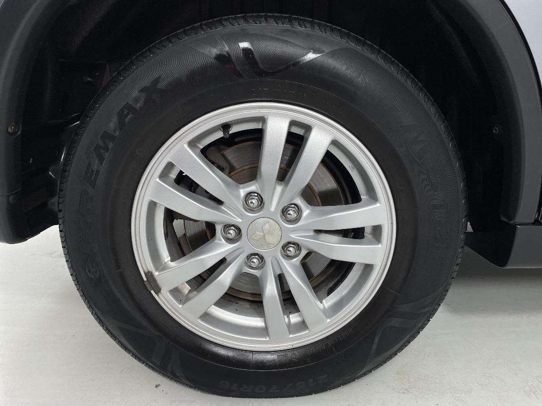 Photo '12' of Mitsubishi Outlander