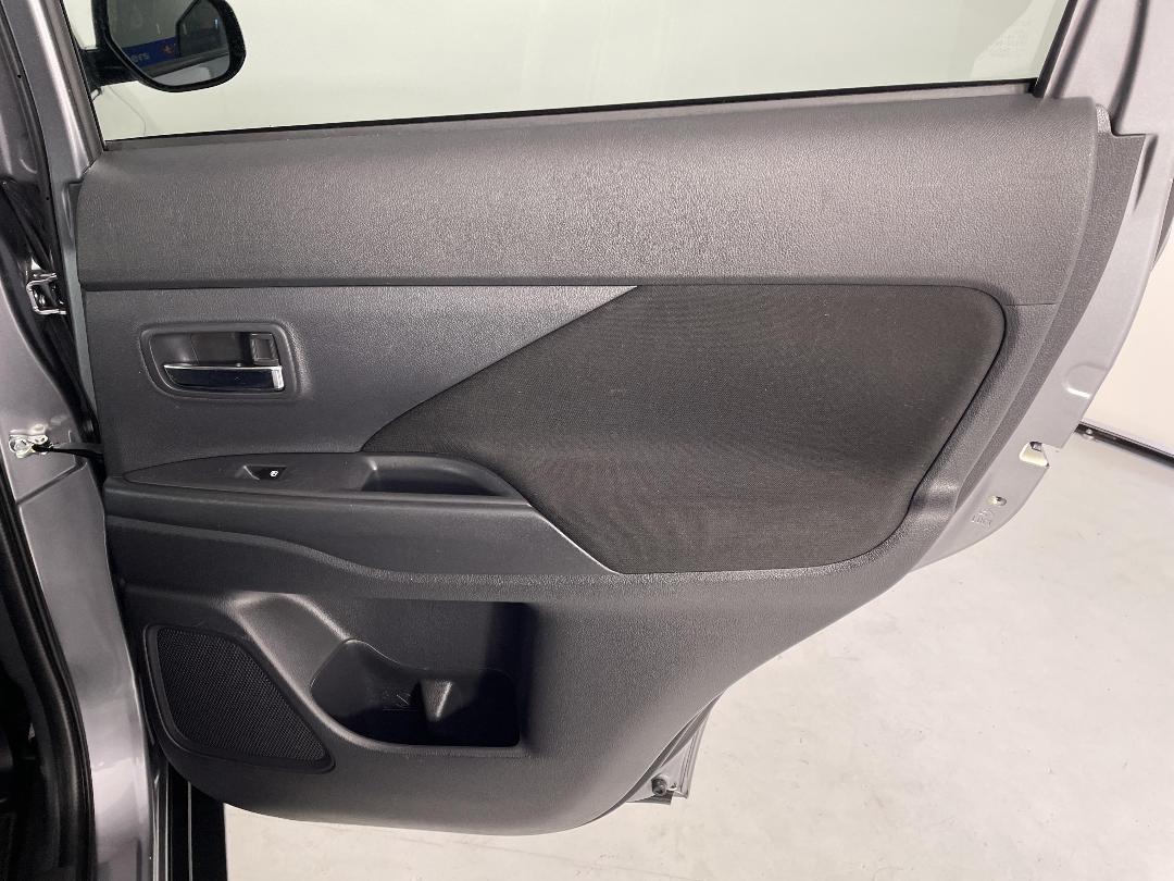 Photo '19' of Mitsubishi Outlander