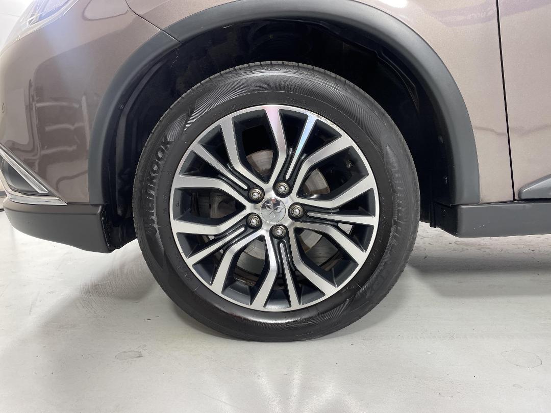 Photo '10' of Mitsubishi Outlander