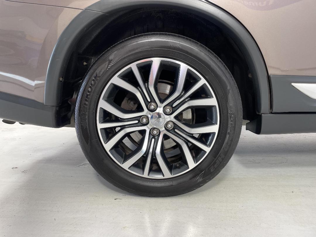 Photo '12' of Mitsubishi Outlander