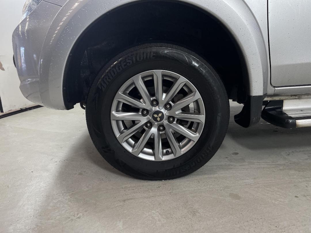 Photo '10' of Mitsubishi Triton