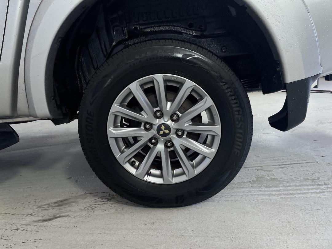 Photo '11' of Mitsubishi Triton