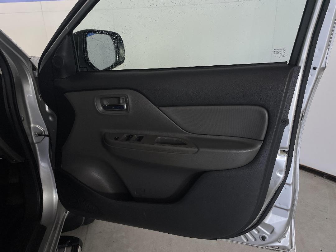 Photo '14' of Mitsubishi Triton