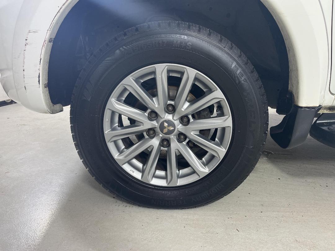 Photo '10' of Mitsubishi Triton