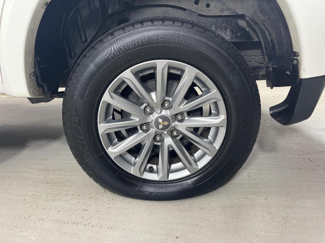 Photo '11' of Mitsubishi Triton