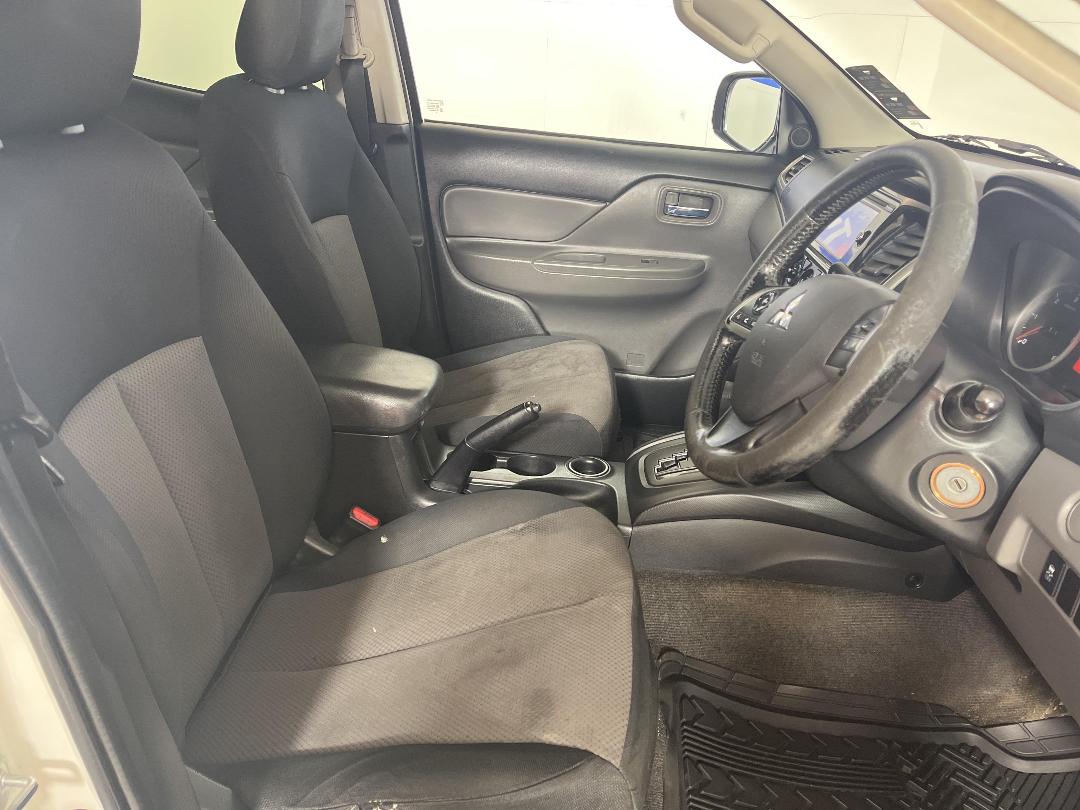 Photo '16' of Mitsubishi Triton