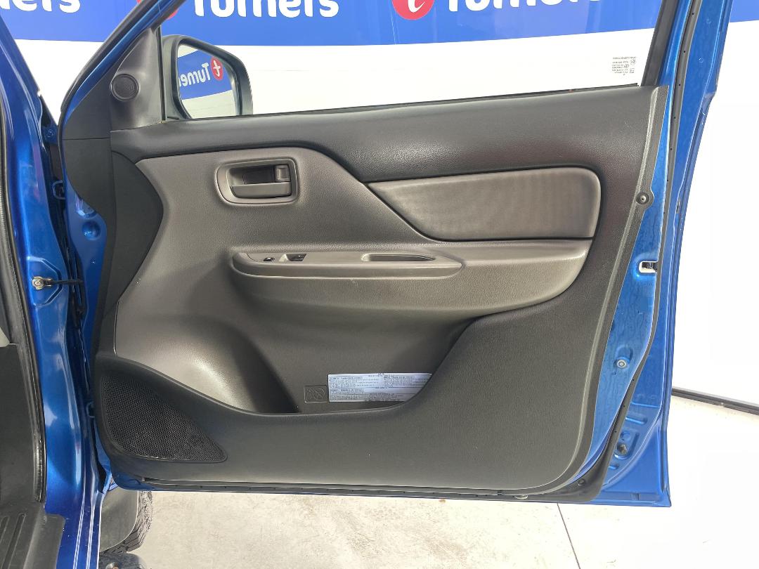 Photo '15' of Mitsubishi Triton