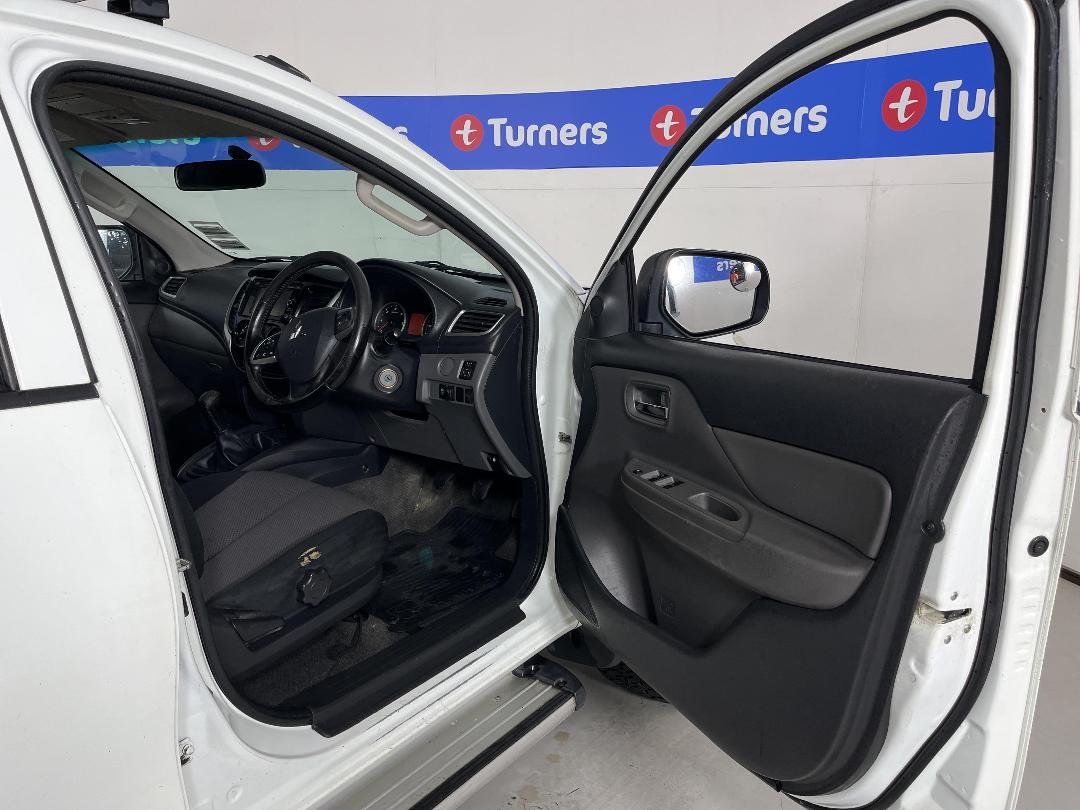 Photo '15' of Mitsubishi Triton