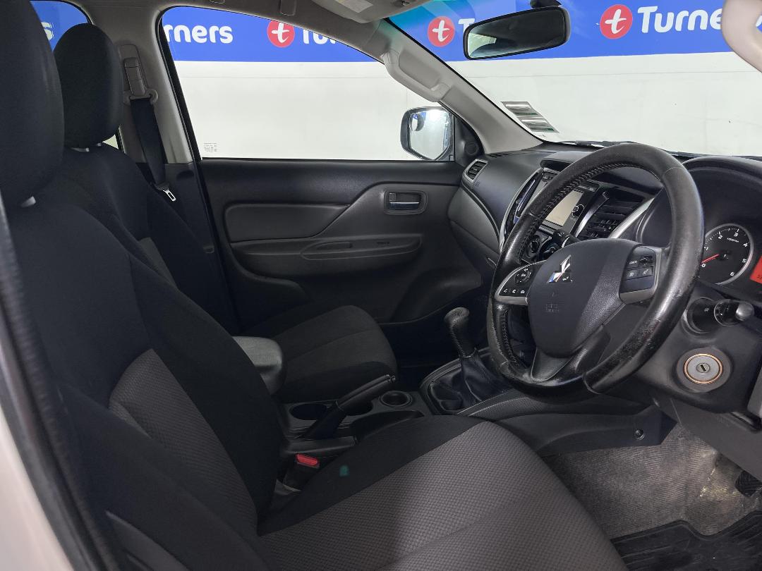 Photo '16' of Mitsubishi Triton