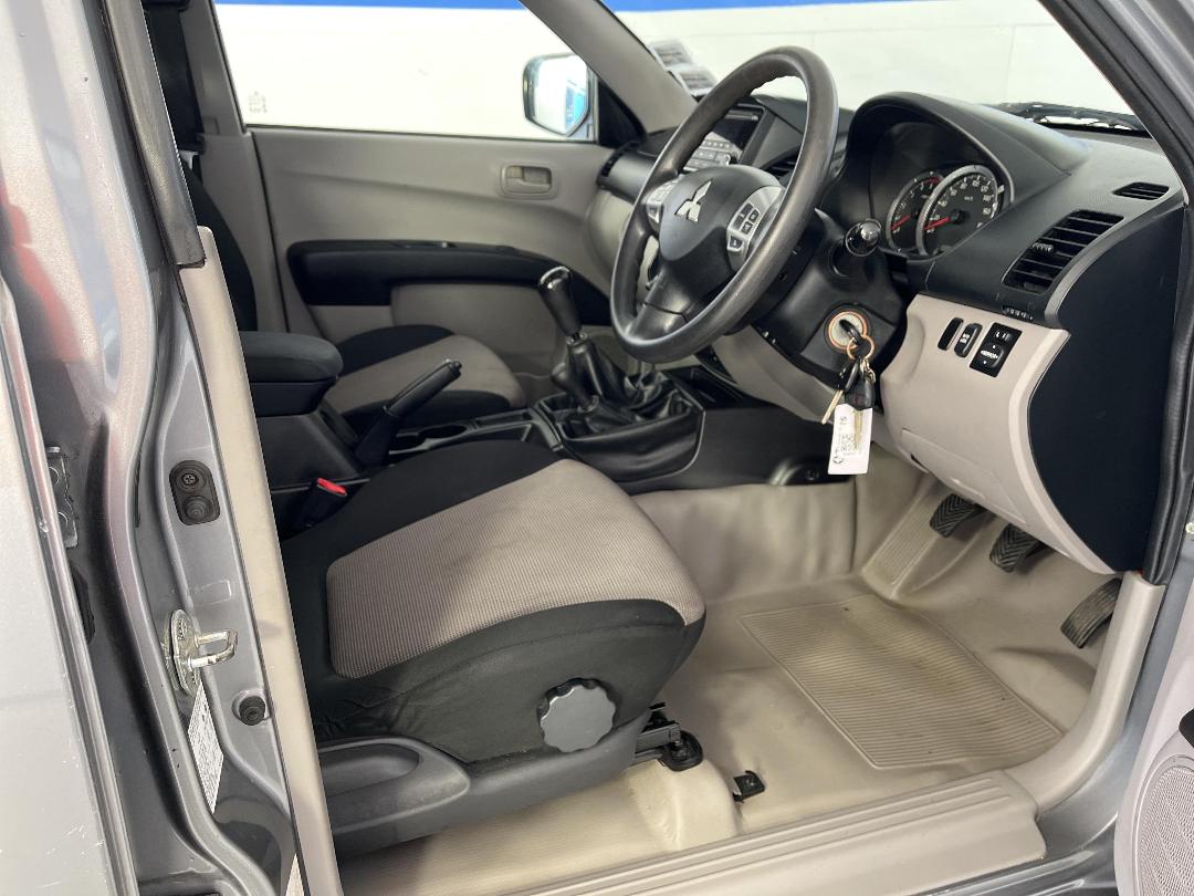 Photo '16' of Mitsubishi Triton