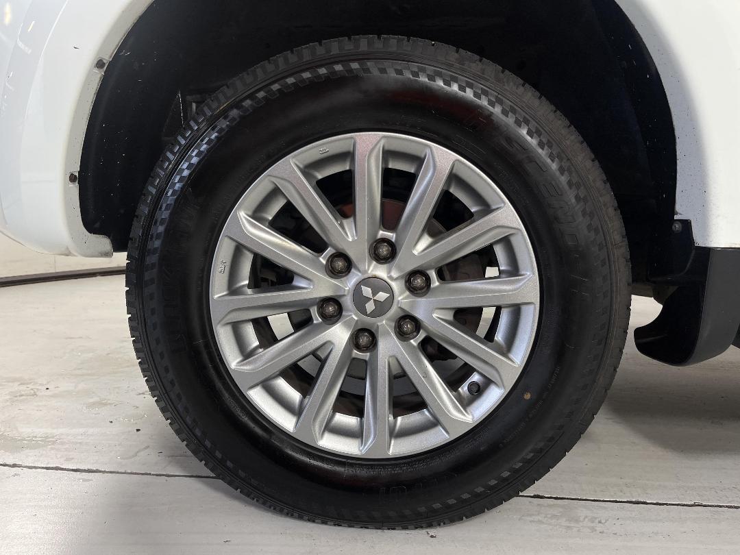 Photo '10' of Mitsubishi Triton