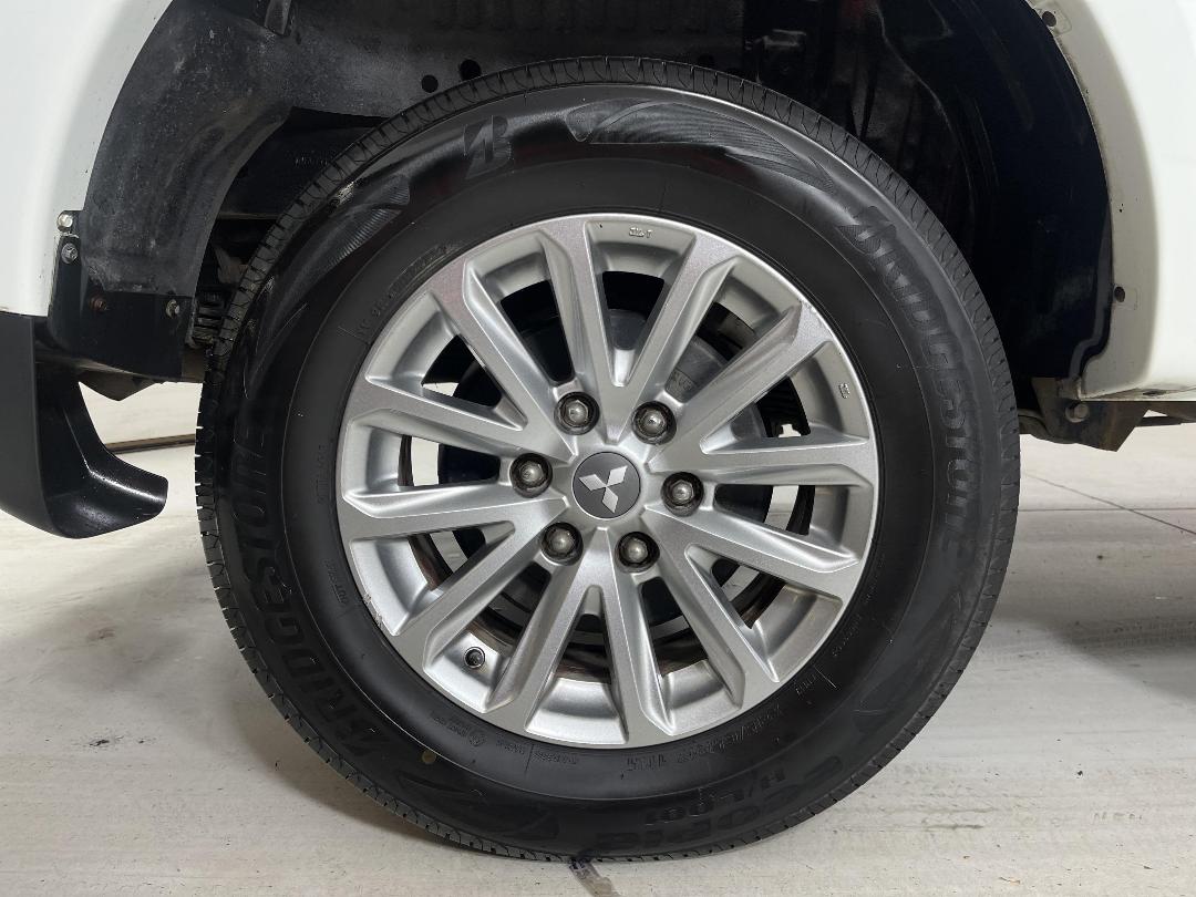 Photo '12' of Mitsubishi Triton