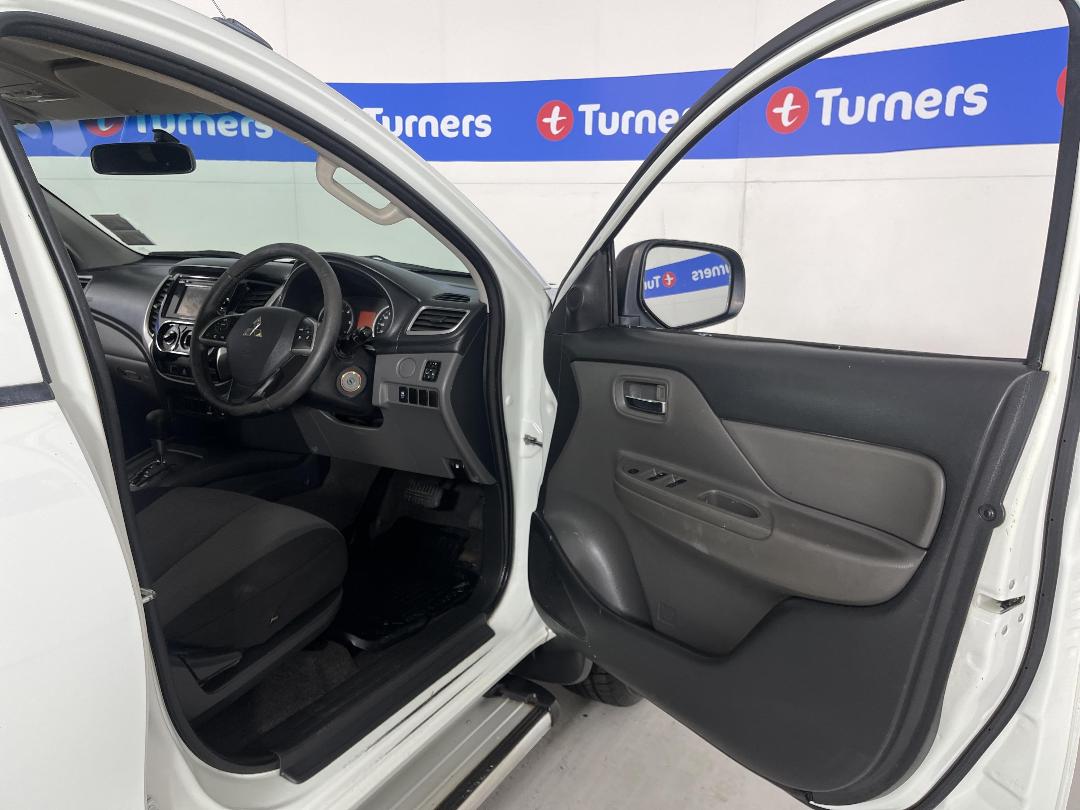 Photo '15' of Mitsubishi Triton