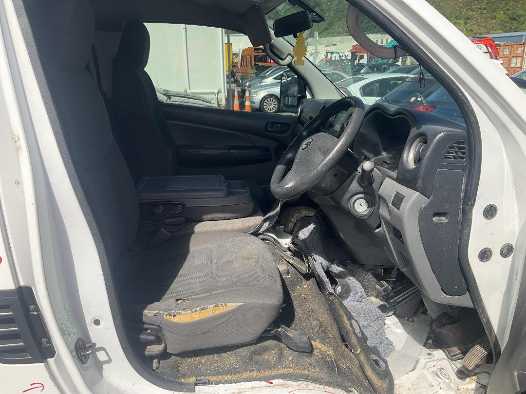 Photo '7' of Nissan Caravan NV350 Photo '7' of Nissan Caravan NV350