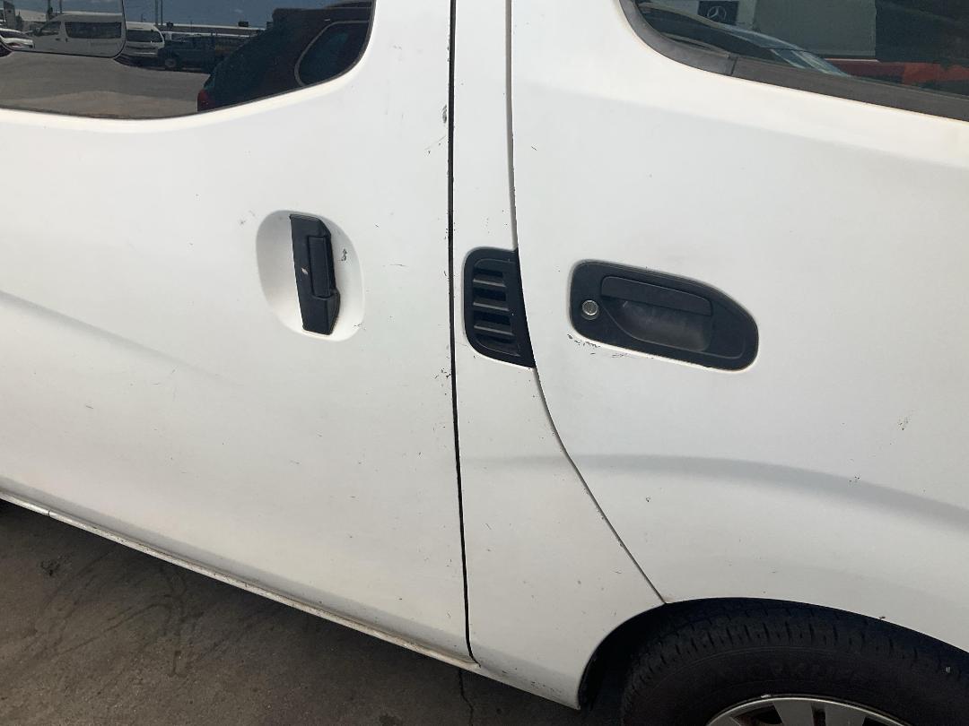 Photo '3' of Nissan NV350 Caravan