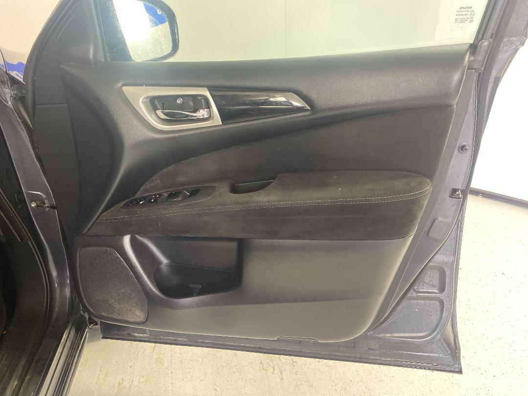 Photo '15' of Nissan Pathfinder